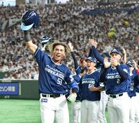 　５回、左越え２点本塁打を放ちスタンドのファンの声援に応える水谷（撮影・持木克友）