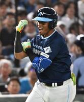 　５回、左越えに先制２点本塁打を放ち、ポーズを決める水谷