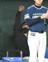 　５回、水谷の先制２ランに拳を振り上げて喜ぶ新庄監督