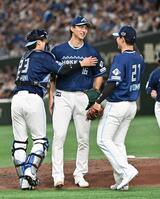 　西武戦で完投勝利を挙げ、伏見らと喜ぶ達