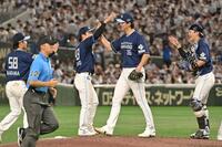 　完投勝利を挙げナインとハイタッチを交わす達（右から２人目）＝撮影・持木克友