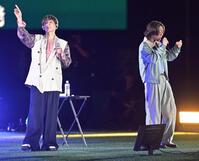 　スペシャルライブを行うＣＨＥＭＩＳＴＲＹ（撮影・持木克友）