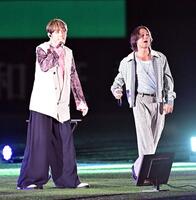 　スペシャルライブを行うＣＨＥＭＩＳＴＲＹ（撮影・持木克友）