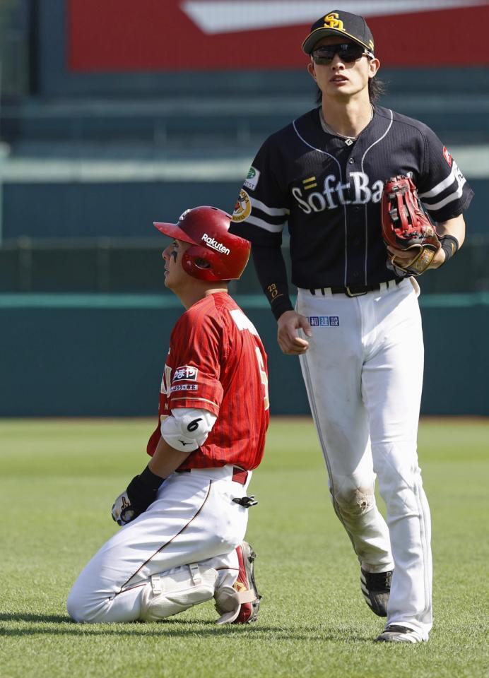 　６回、好機に三ゴロ三重殺に倒れ、座り込む村林