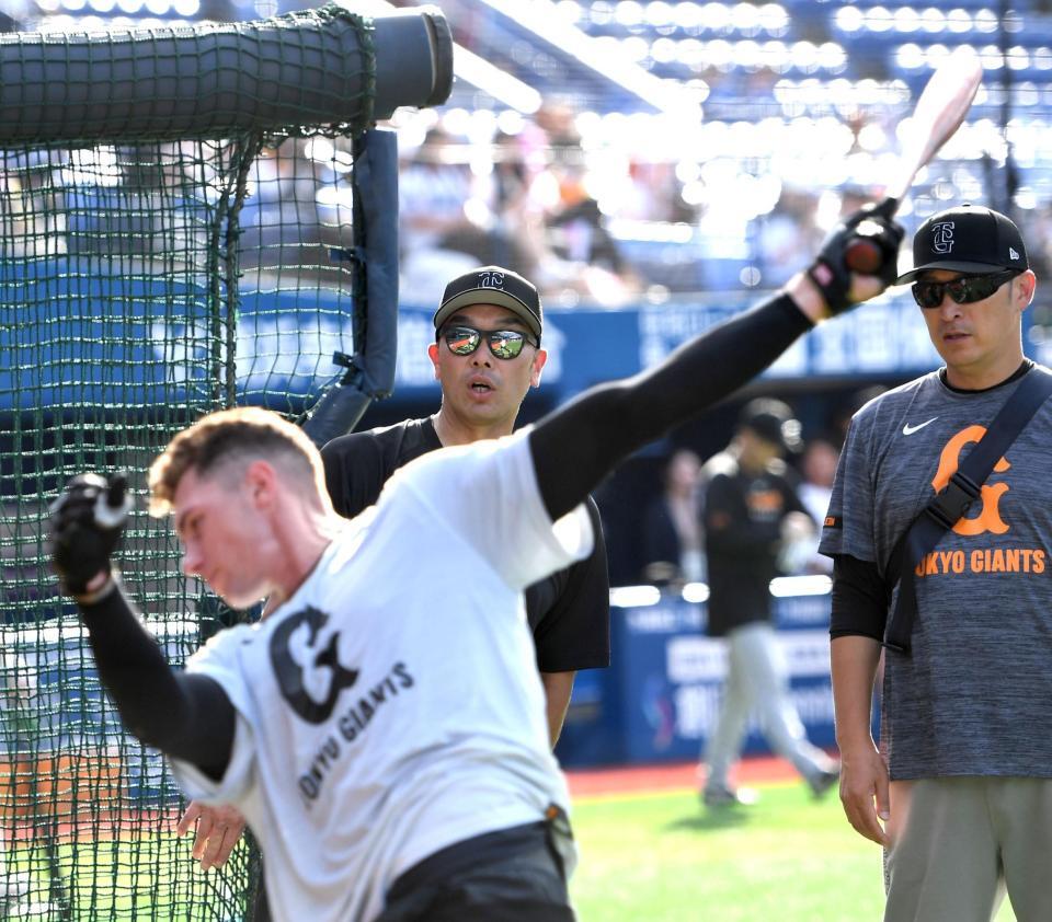 　フルプ（手前）のティー打撃を見る阿部監督（中央）＝撮影・佐藤厚