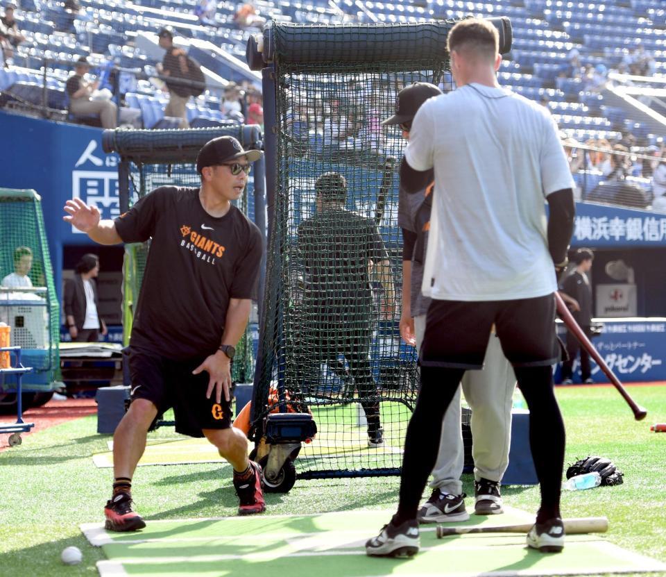 　フルプ（右）にアドバイスを送る阿部監督（撮影・佐藤厚）