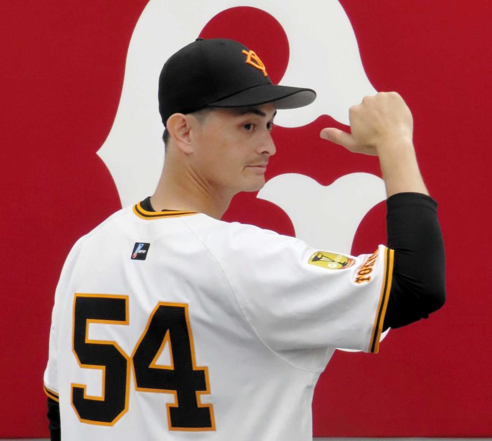 　背番号５４のユニホーム姿を披露する乙坂（撮影・中田康博）