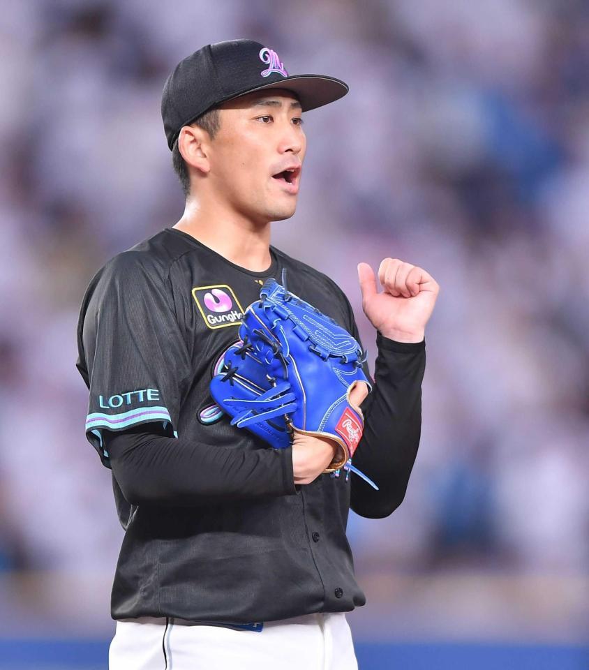 　７回、小島は山村を一ゴロ併殺に打ち取りガッツポーズ（撮影・開出牧）