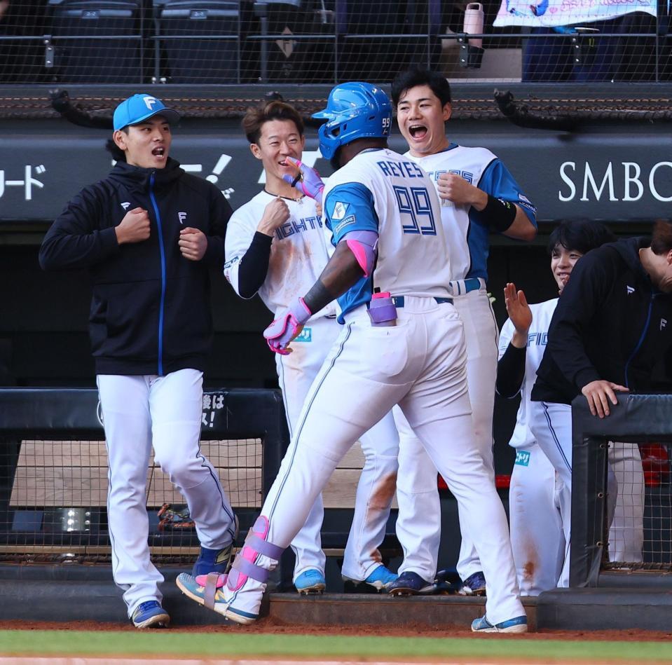 　５回、ソロを放ったレイエス（９９）をゴリラパフォーマンスで迎える清宮幸（中央右）ら日本ハムナイン（撮影・中島達哉）