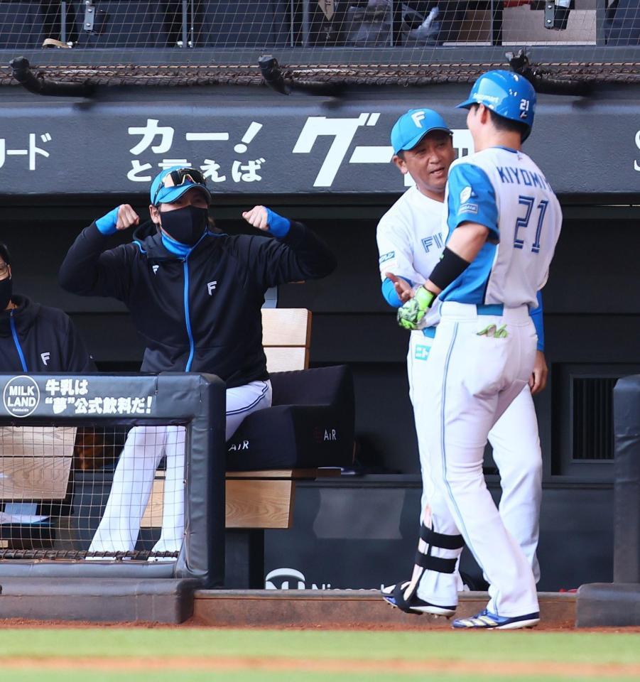 　５回、２ランを放った清宮幸（２１）を迎える新庄監督（左）＝撮影・中島達哉