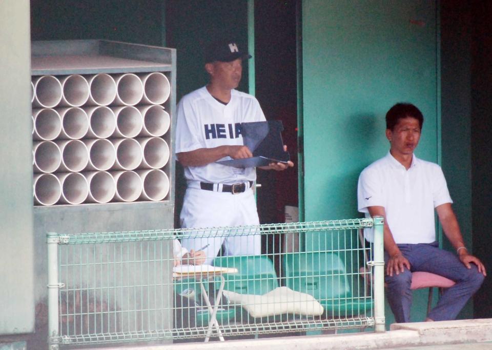 　ベンチで指揮を執る川口監督