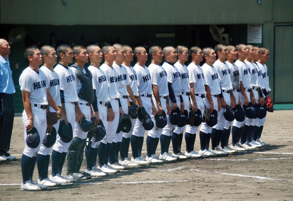 　校歌を歌う龍谷大平安ナイン