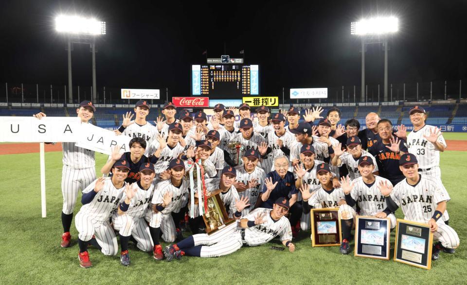 　２１年ぶりの全勝優勝を決めた大学日本代表ナイン（撮影・佐々木彰尚）
