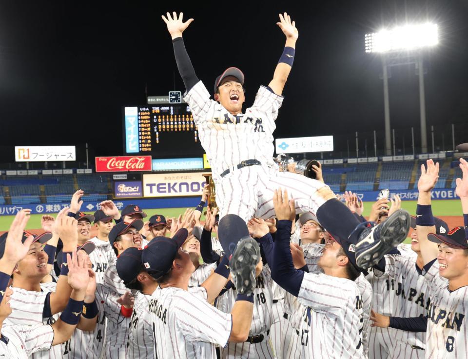 　胴上げされる松下主将（撮影・佐々木彰尚）