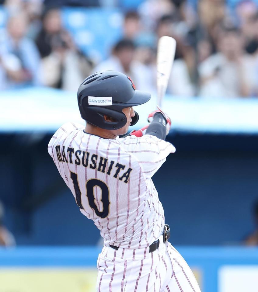 　１回、松下は左越えに二塁打を放つ（撮影・佐々木彰尚）