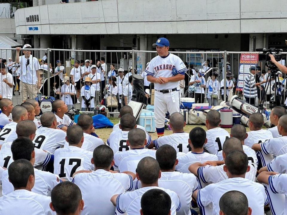 　選手たちを前にミーティングする高田商・赤坂監督