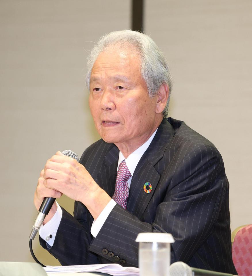 　会議を終え取材に応じる榊原定征コミッショナー（撮影・金田祐二）