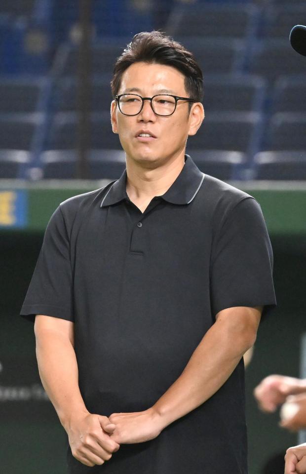 　試合前練習を視察する侍ジャパン・井端監督