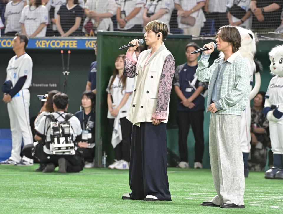 　国歌斉唱をするＣＨＥＭＩＳＴＲＹ（撮影・持木克友）