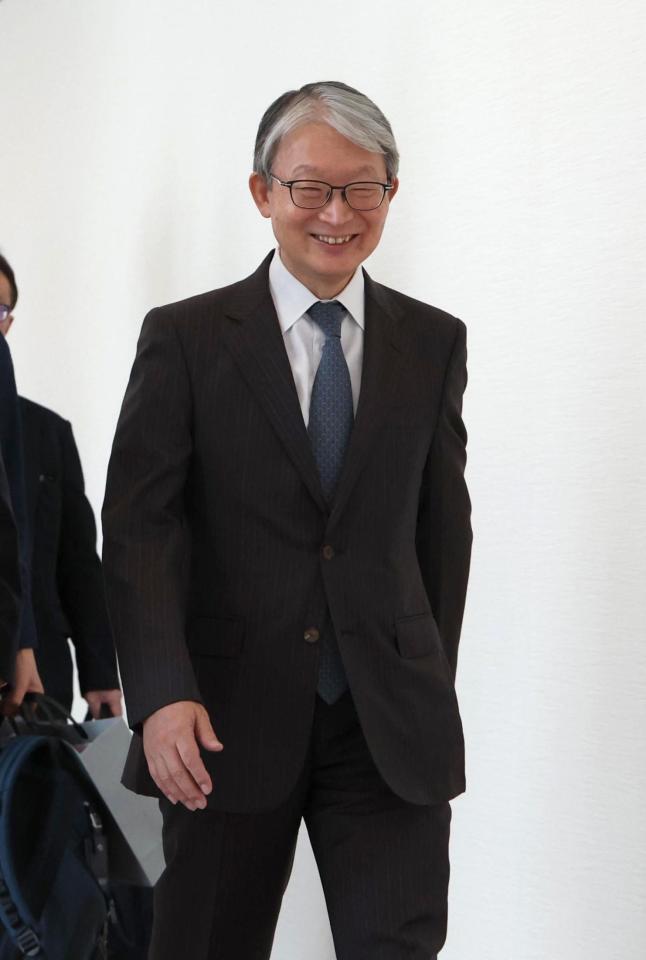 　笑顔で会議に臨む巨人・山口寿一オーナー（撮影・金田祐二）