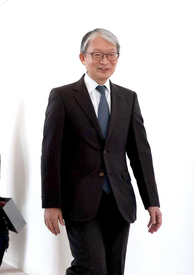 　笑顔でオーナー会議に臨む巨人・山口寿一オーナー（撮影・金田祐二）