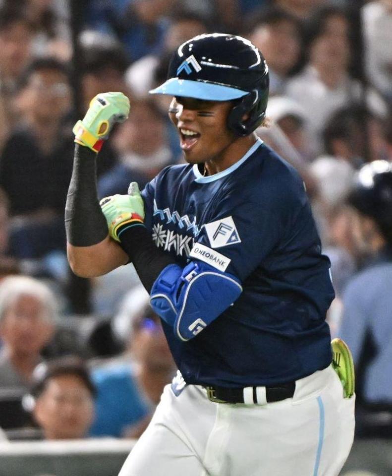 　５回、左越えに先制２点本塁打を放ち、ポーズを決める水谷