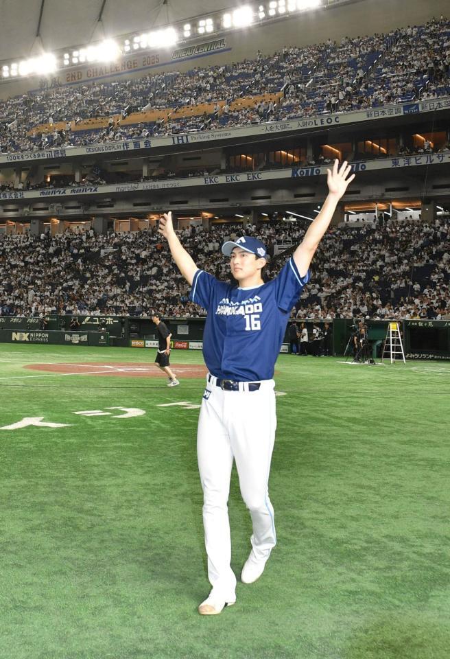 　ファンの声援手を挙げて応える達（撮影・持木克友）