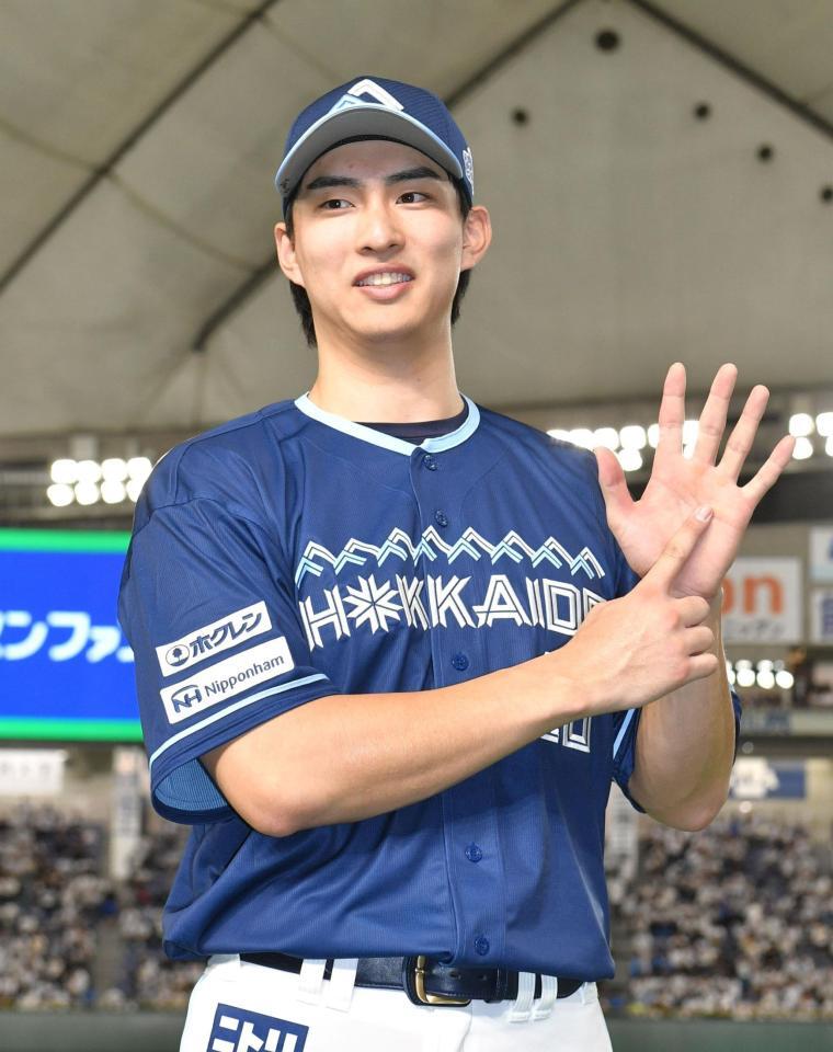 　６勝目を挙げ笑顔を見せる達（撮影・持木克友）