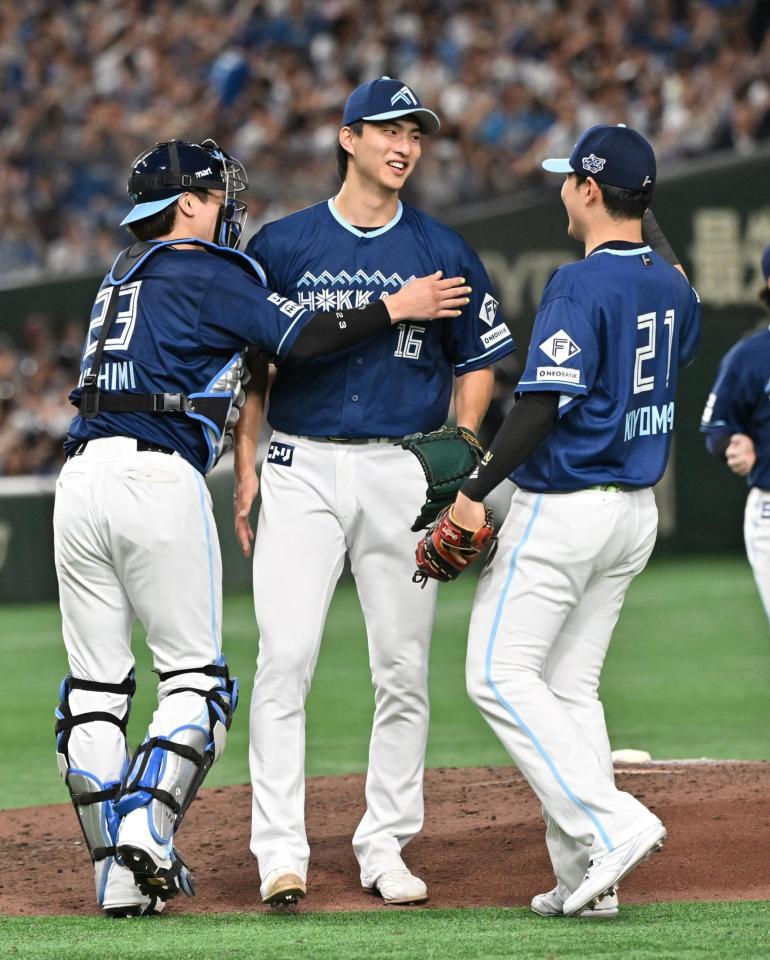 　西武戦で完投勝利を挙げ、伏見らと喜ぶ達