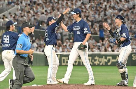 　完投勝利を挙げ、ナインとタッチを交わす達（中央）＝撮影・持木克友