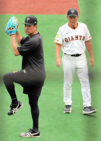 　久保巡回投手コーチ（右）から熱血指導を受けた田中将