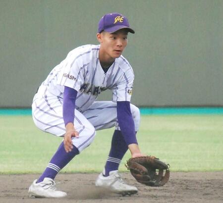 　遊ゴロをさばく福村泰輝主将