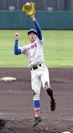 　４回、投ゴロを好捕する花咲徳栄・田島蓮夢（撮影・佐藤厚）