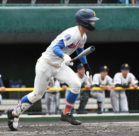 　４回、花咲徳栄・田島蓮夢は中前打を放つ（撮影・佐藤厚）