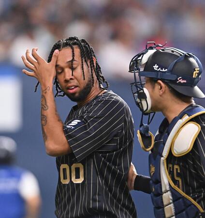 　３回に先制を許し、若月（右）とベンチに戻るエスピノーザ（撮影・西田忠信）