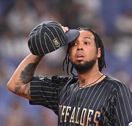 　５回を投げ終えベンチに戻るエスピノーザ（撮影・西田忠信）