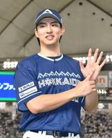 　今季６勝目を挙げポーズをとる達