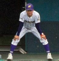 　試合を見つめる東播磨・福村監督