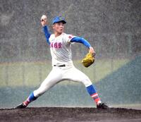 　降りしきる雨の中、力投する花咲徳栄・田島蓮夢（撮影・佐藤厚）