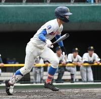 　４回、花咲徳栄・田島蓮夢は中前打を放つ（撮影・佐藤厚）