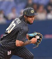 　４回、村林の投ゴロを処理するエスピノーザ（撮影・西田忠信）