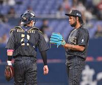 　３回、先制を許し若月（左）に声をかけられるエスピノーザ（撮影・西田忠信）