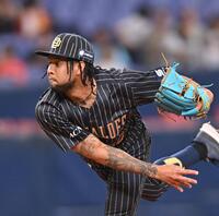 　力投する先発のエスピノーザ（撮影・西田忠信）