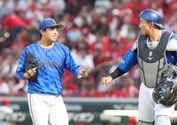 　５回、三者凡退で切り抜け、山本とタッチを交わす東（撮影・市尻達拡）