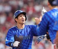 　８回、左越えソロを放ち、タッチを交わす桑原（撮影・市尻達拡）