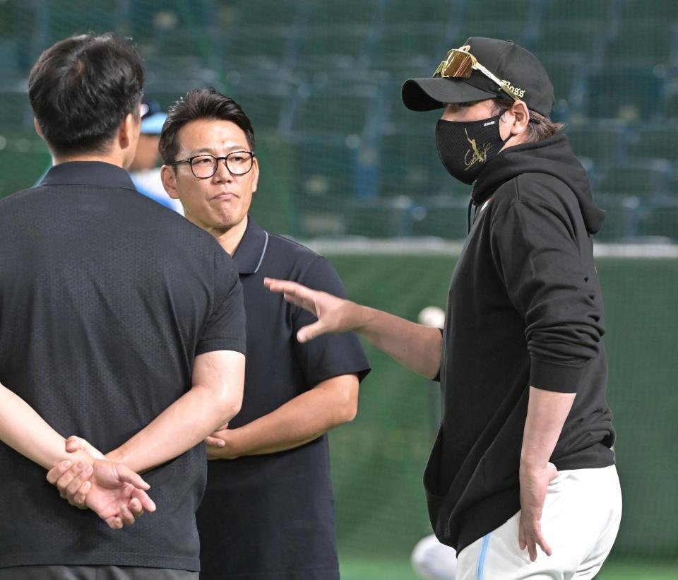 　グラウンドで話す侍ジャパン・井端監督（中央）と新庄監督（右）＝撮影・持木克友