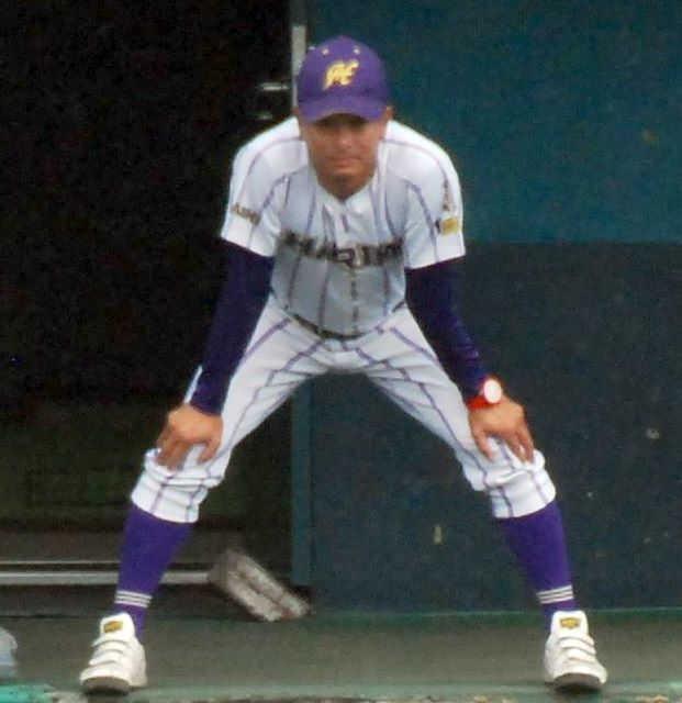 　試合を見つめる東播磨・福村監督