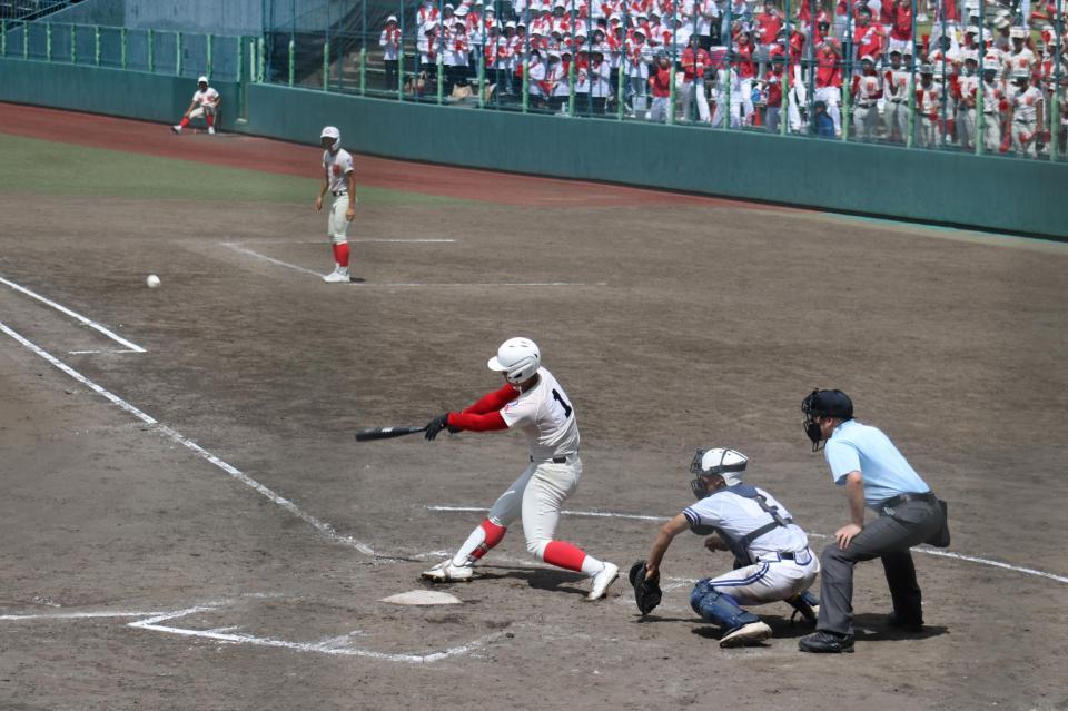 　四回二死満塁の好機に打席に立つ智弁学園の杉本真滉投手