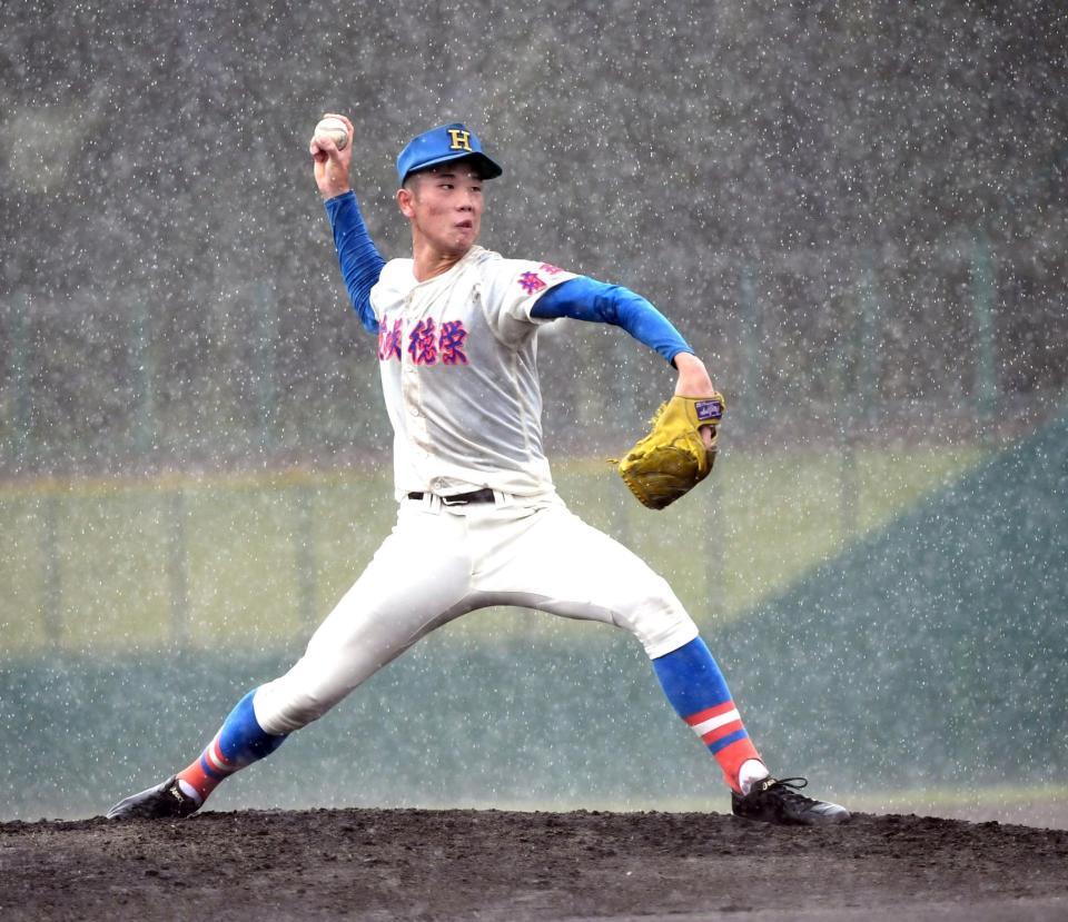 　降りしきる雨の中、力投する花咲徳栄・田島蓮夢（撮影・佐藤厚）