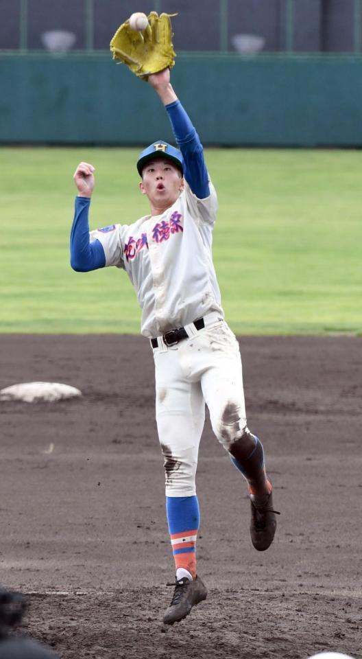 　４回、投ゴロを好捕する花咲徳栄・田島蓮夢（撮影・佐藤厚）